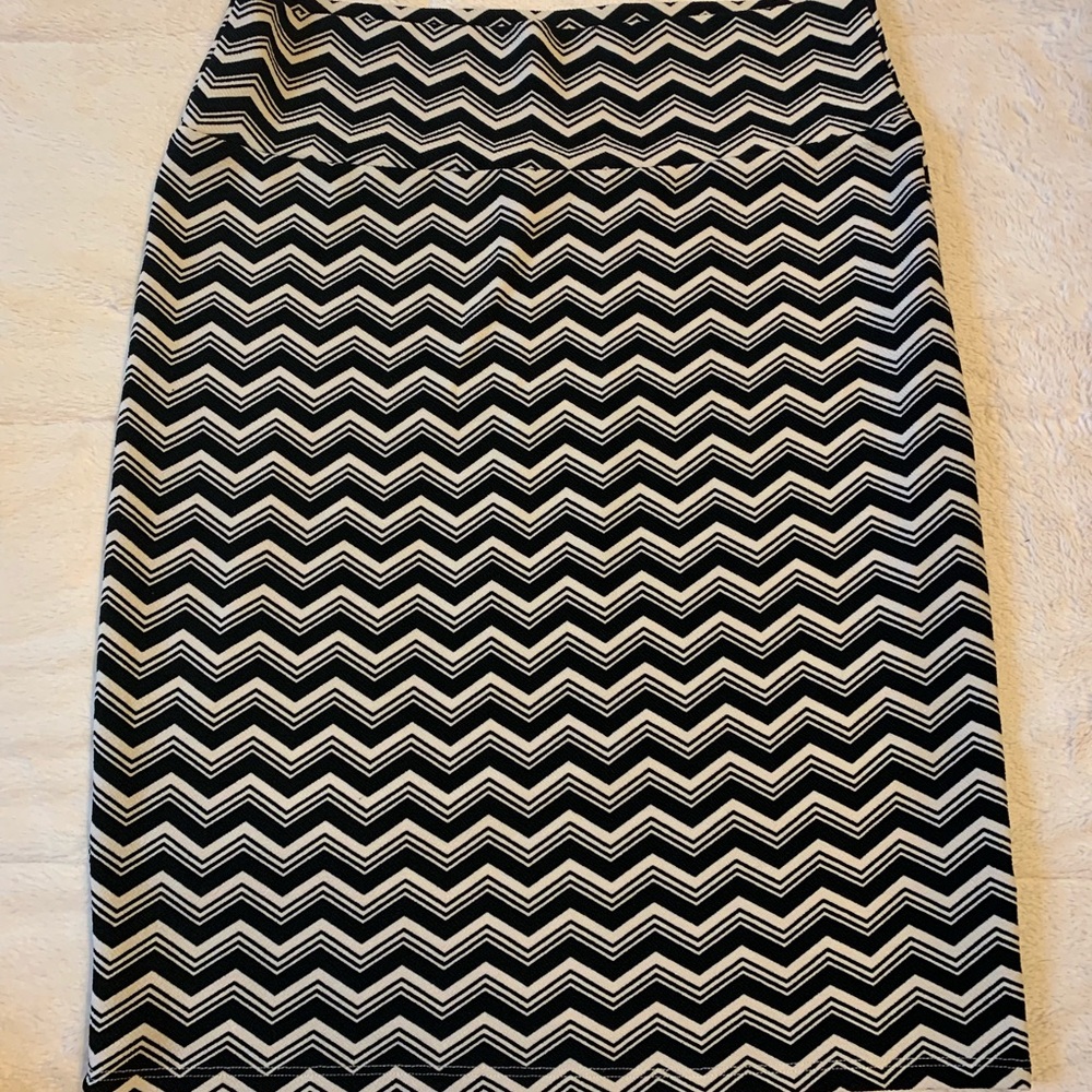 Black and cream Chevron Print LuLaRoe Cassie -L
